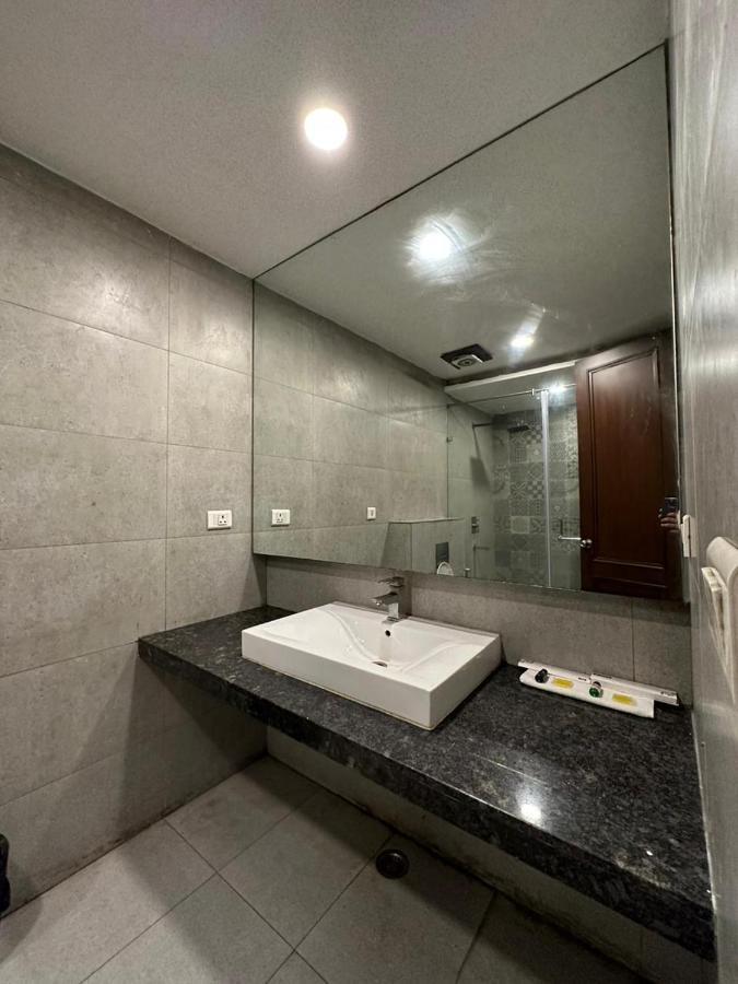 Hotel The Imperio New Delhi Exterior photo