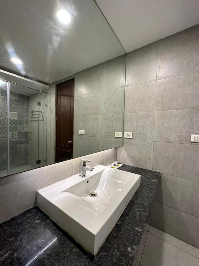 Hotel The Imperio New Delhi Exterior photo