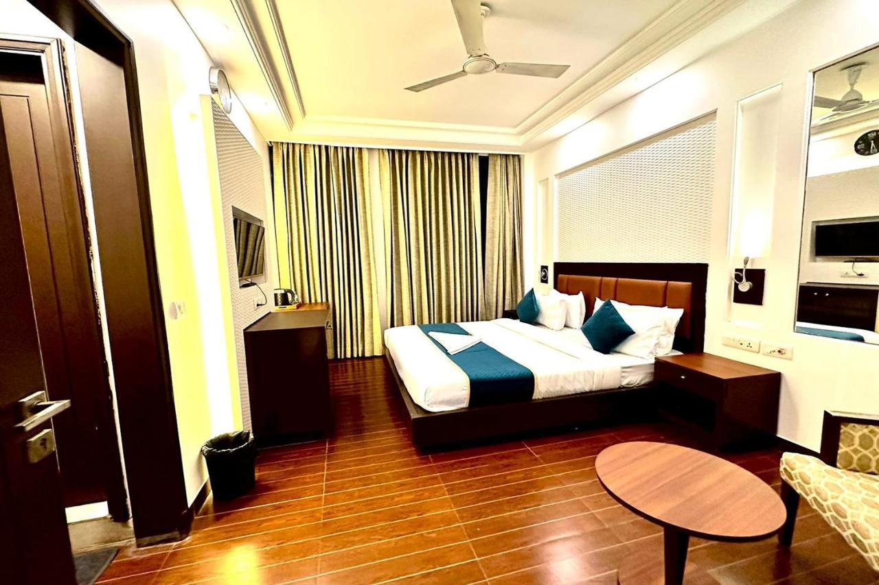 Hotel The Imperio New Delhi Exterior photo