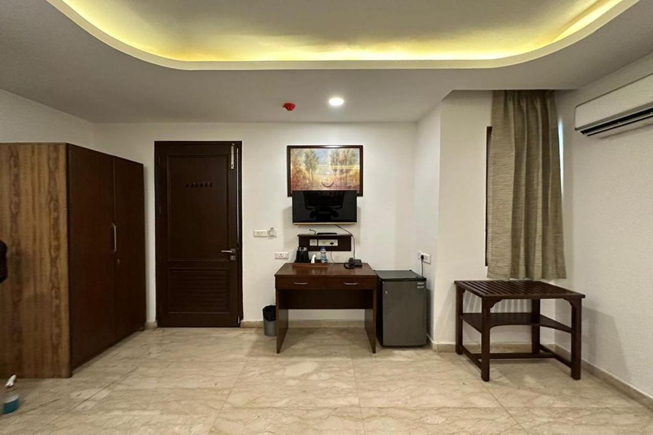Hotel The Imperio New Delhi Exterior photo