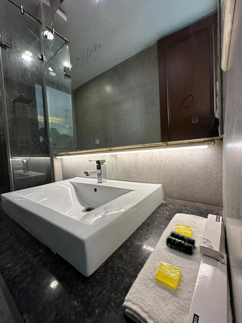 Hotel The Imperio New Delhi Exterior photo
